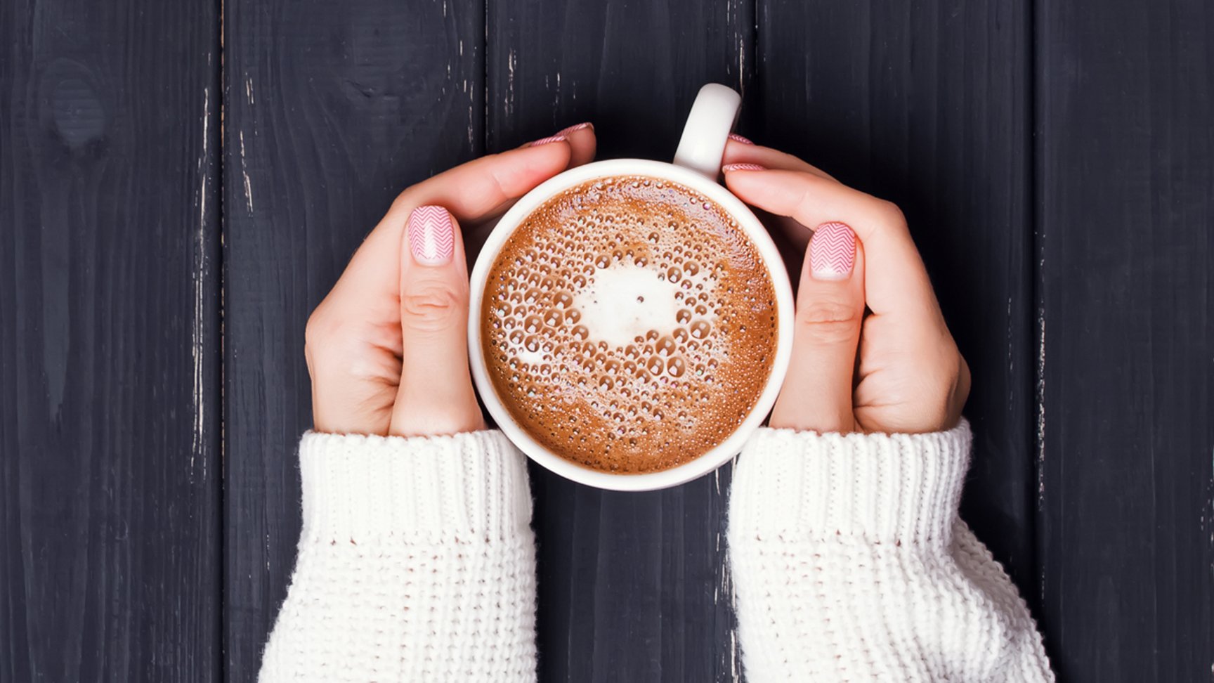 Händer som håller en kopp med kaffe - Mejeriprodukter och glass - AAK