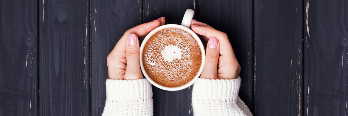 Händer som håller en kopp med kaffe - Mejeriprodukter och glass - AAK