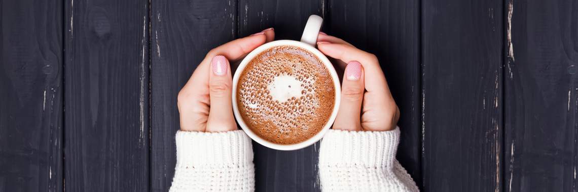 Händer som håller en kopp med kaffe - Mejeriprodukter och glass - AAK