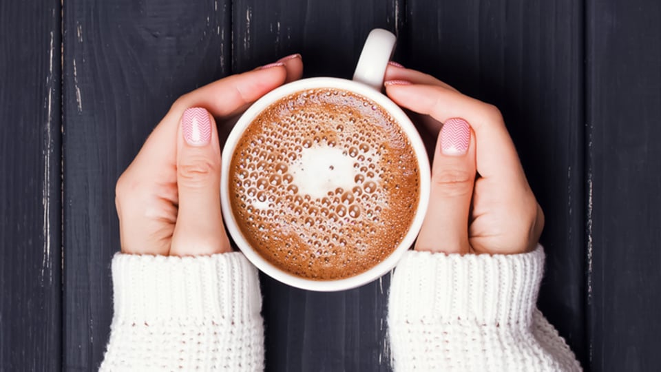 Händer som håller en kopp med kaffe - Mejeriprodukter och glass - AAK