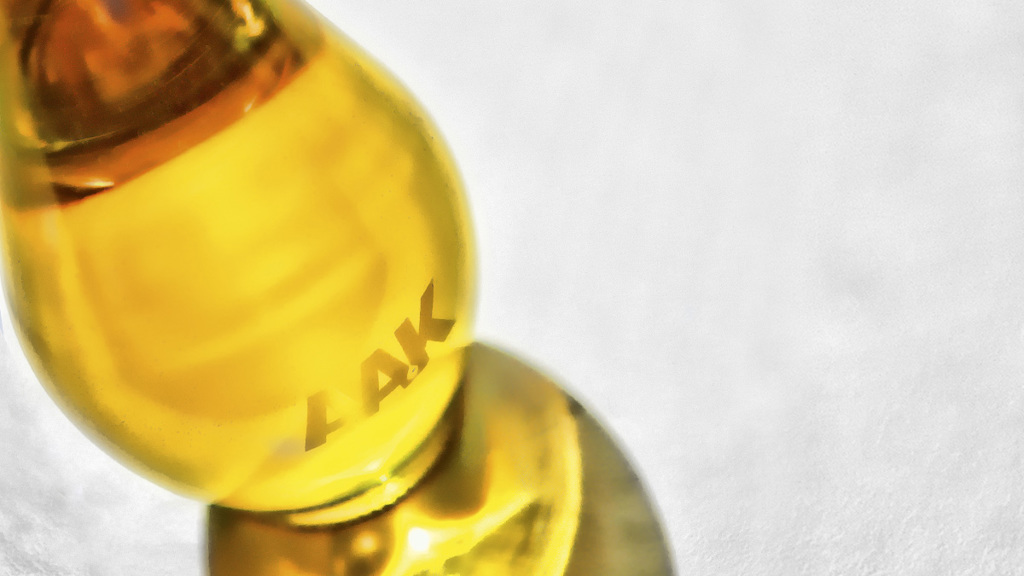 Närbild på en flaska olivolja med AAK-logo - Special Nutrition - AAK