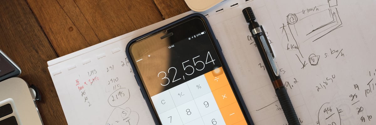 Smartphone, penna och block med beräkningar - Technical Products - AAK