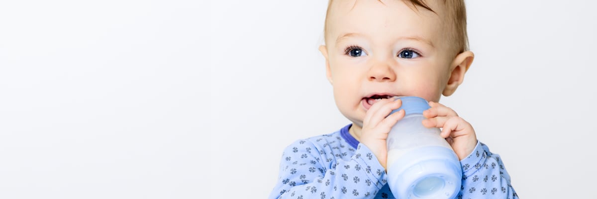 Ett litet barn som dricker från en nappflaska - Special Nutrition - AAK