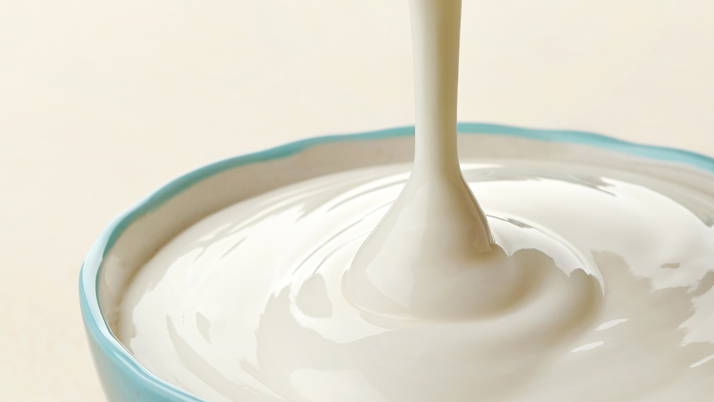 Yoghurt som hälls i skål - Mejeriprodukter och glass - AAK