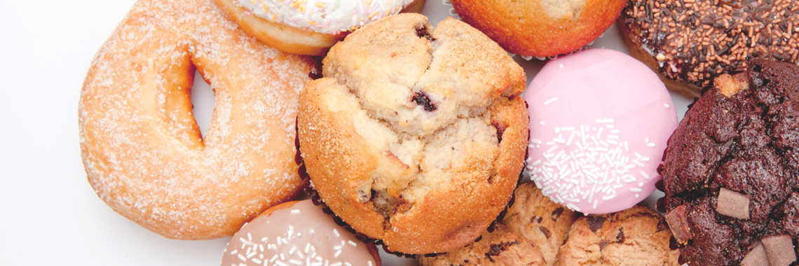 Närbild på kakor, muffins och munkar - Bageri - AAK