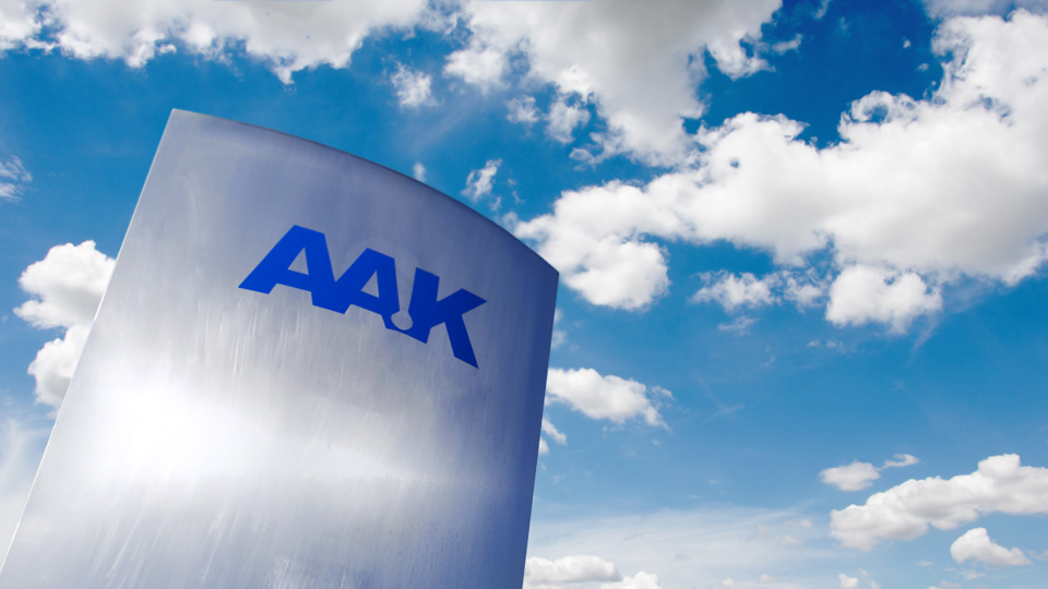 AAK-skylt framför blå himmel och moln - Technical Products - AAK