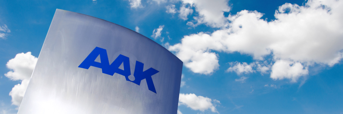 AAK-skylt framför blå himmel och moln - Technical Products - AAK