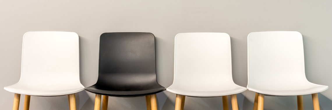Rad med stolar i olika färger längs en vägg - Investerare - AAK