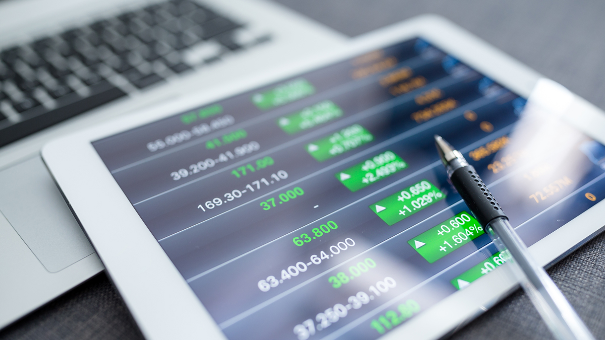 Närbild på surfplatta som visar finansiella grafer - Investerare - AAK