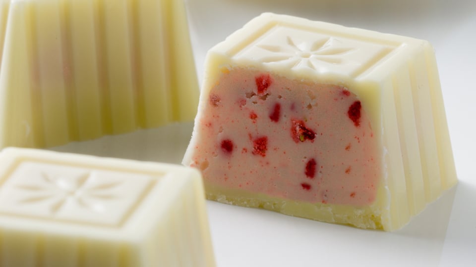 White chocolate with filling - Chocolate and Confectionery - AAK