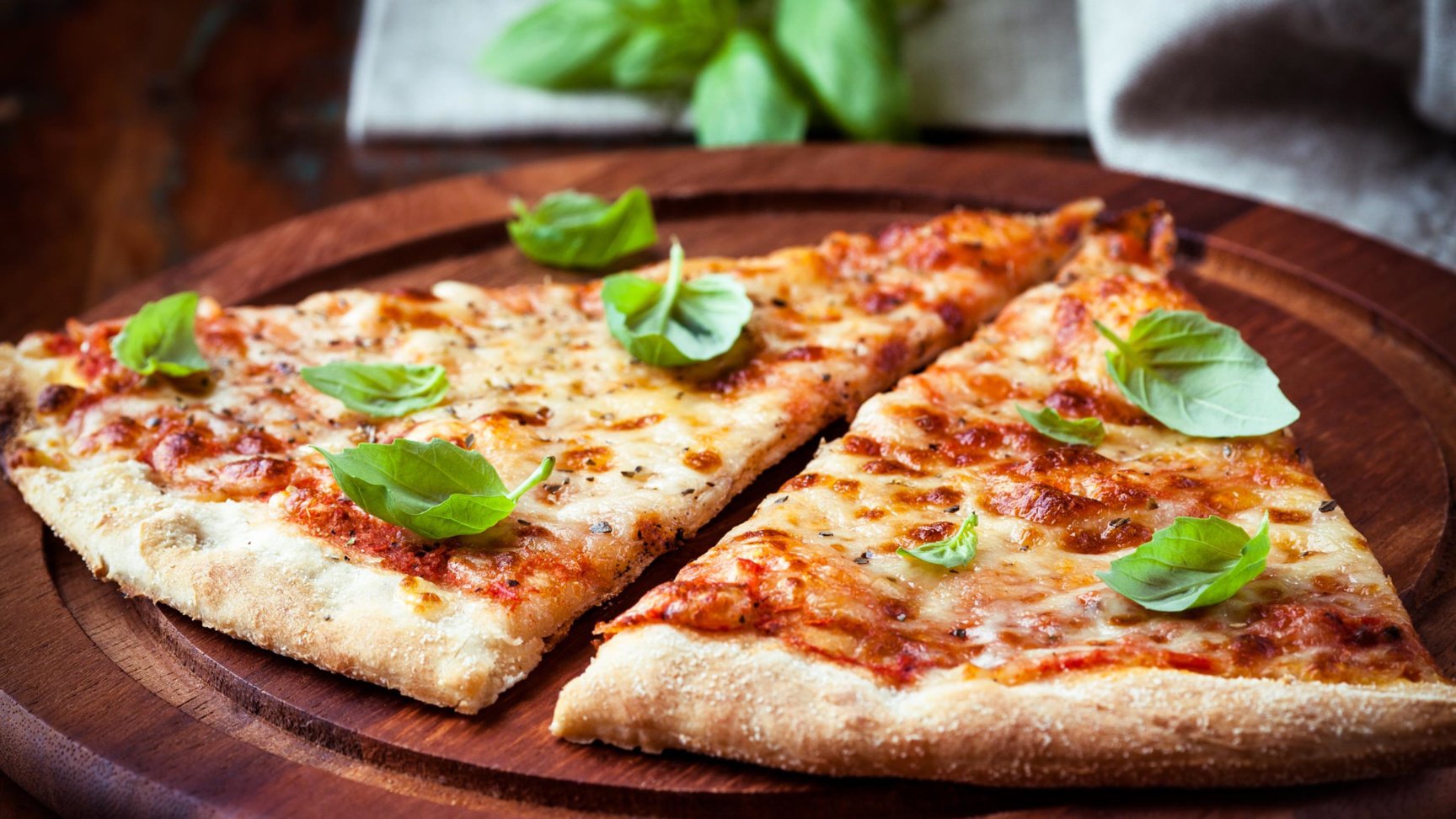 Two pizza slices made with AAK:s Flaked Fat