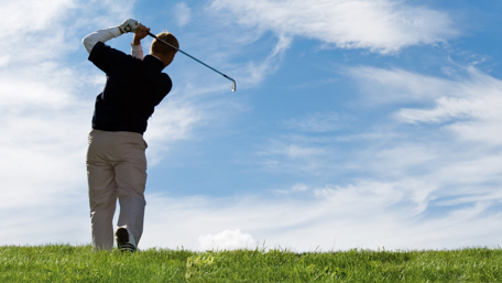 En golfspelare på greenen en sommardag med molntussar - Special Nutrition - AAK
