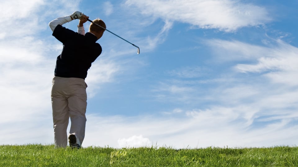 En golfspelare på greenen en sommardag med molntussar - Special Nutrition - AAK