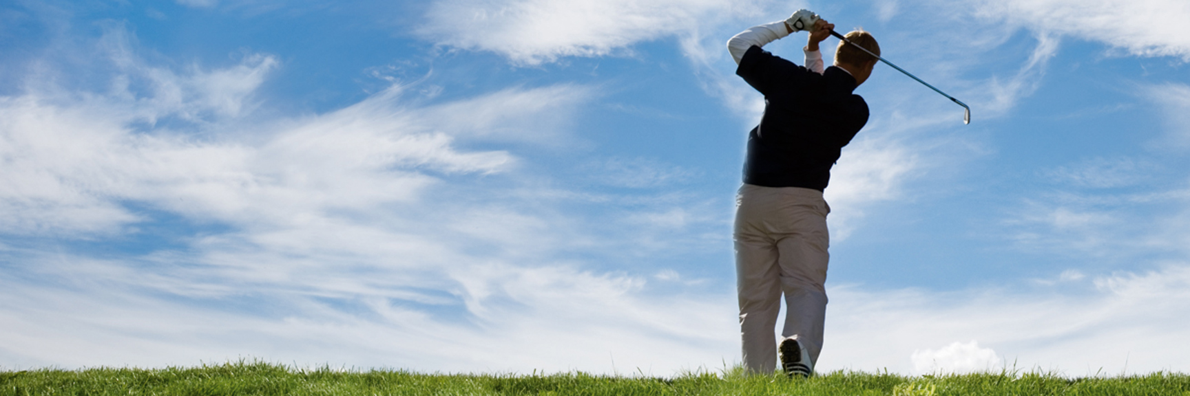 En golfspelare på greenen en sommardag med molntussar - Special Nutrition - AAK