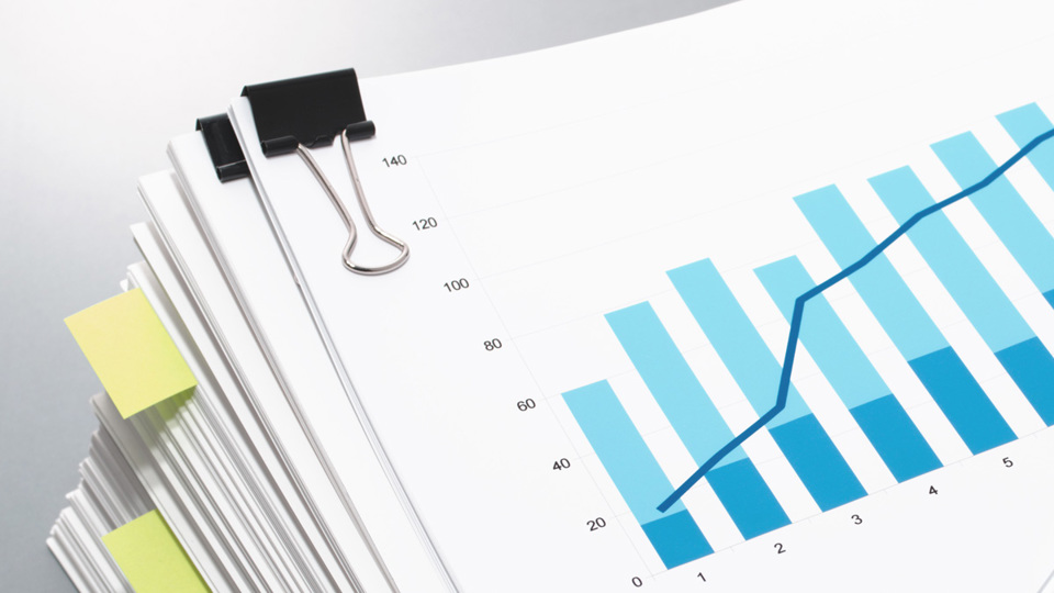 En hög med finansiella dokument - Investerare - AAK