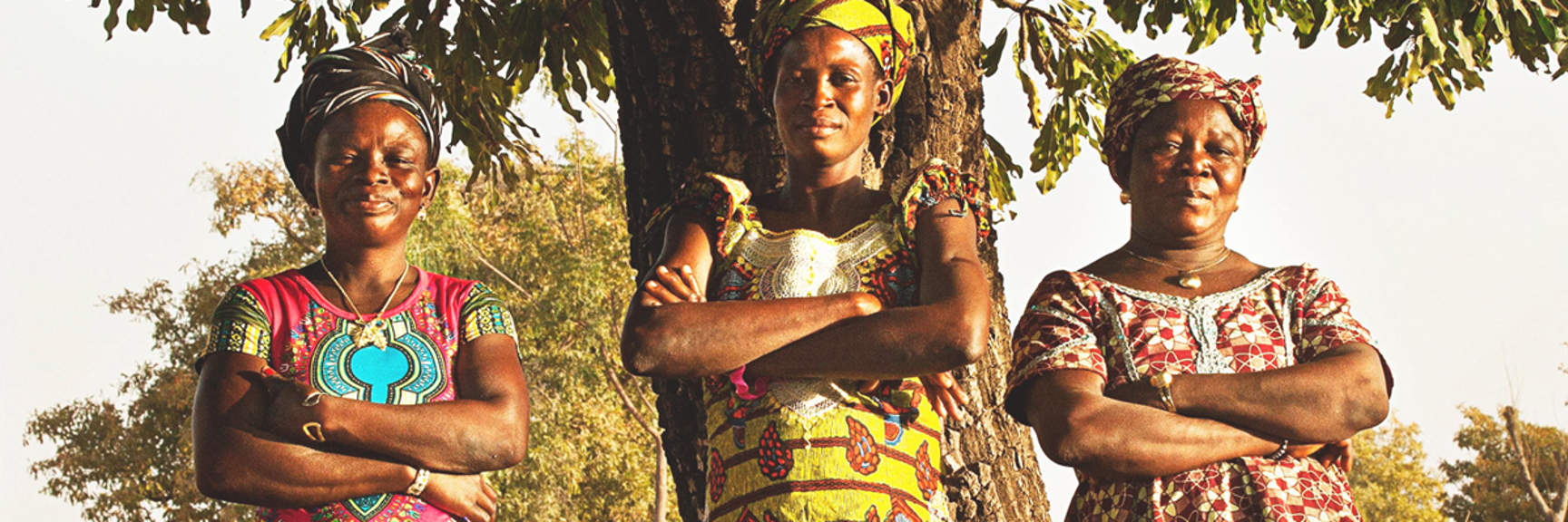 Tre leende kvinnor i Burkina Faso med armarna i kors - Nyheter och artiklar - AAK