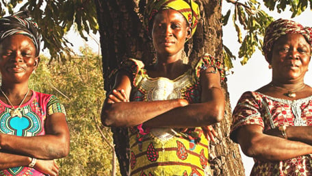 Tre leende kvinnor i Burkina Faso med armarna i kors - Nyheter och artiklar - AAK