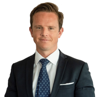 Carl Ahlgren framför vit bakgrund.