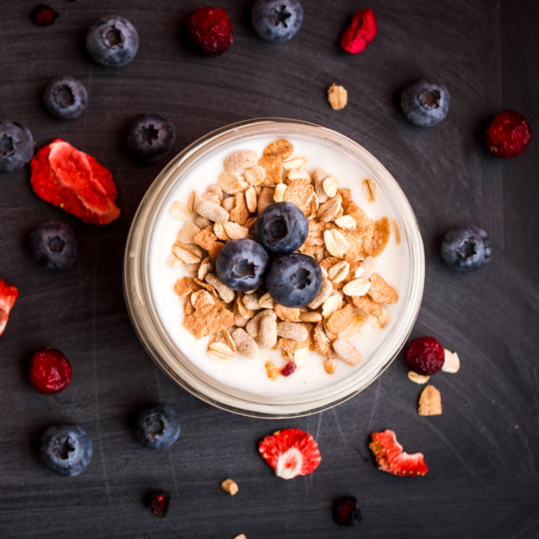 Blåbär, müsli och en fermenterad mjölkprodukt - Mejeriprodukter och glass - AAK