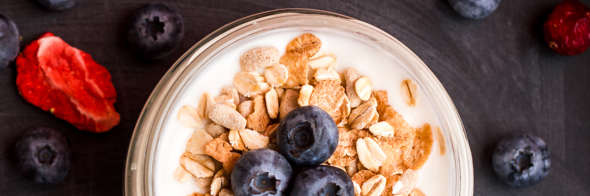 Blåbär, müsli och en fermenterad mjölkprodukt - Mejeriprodukter och glass - AAK