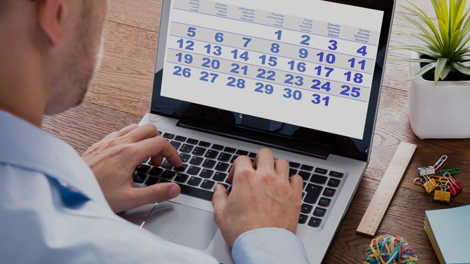 Man skriver på tangentbordet på laptop, tittar på kalender - Investerare - AAK