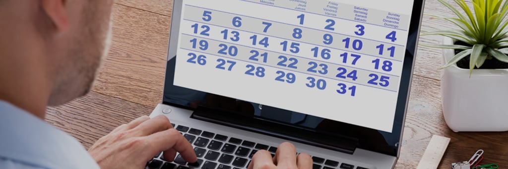 Man skriver på tangentbordet på laptop, tittar på kalender - Investerare - AAK