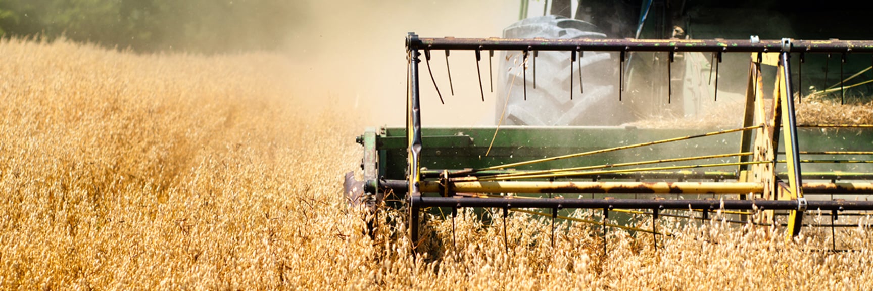 Skördetröska som kör på odlingsfält - Technical Products - AAK