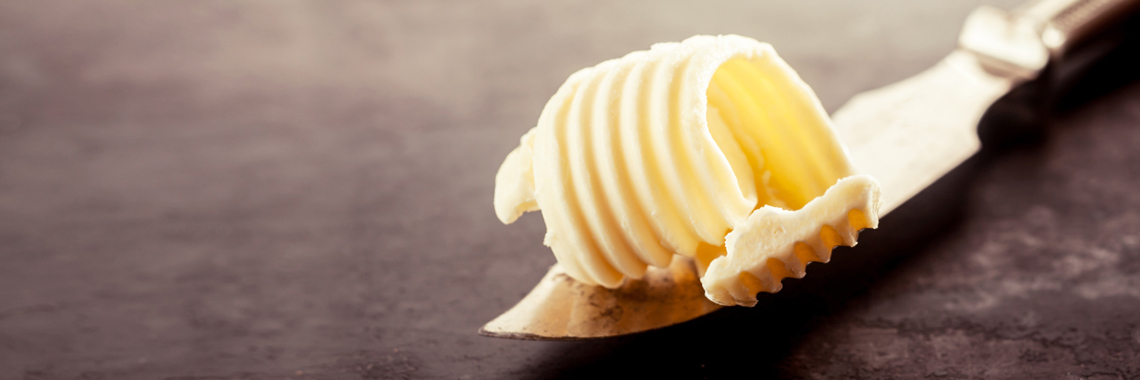Närbild på smör på en kniv - Foodservice and Retail - AAK