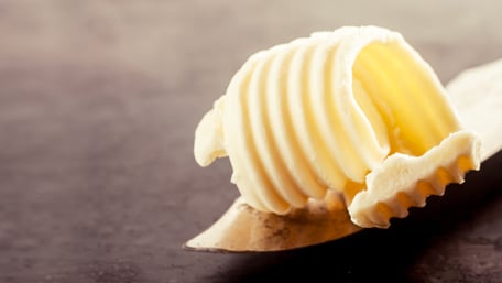 Närbild på smör på en kniv - Foodservice and Retail - AAK