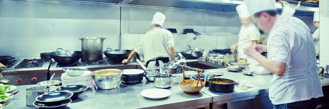 Kockar lagar mat i ett kök som ser fartfyllt ut - Foodservice and Retail - AAK