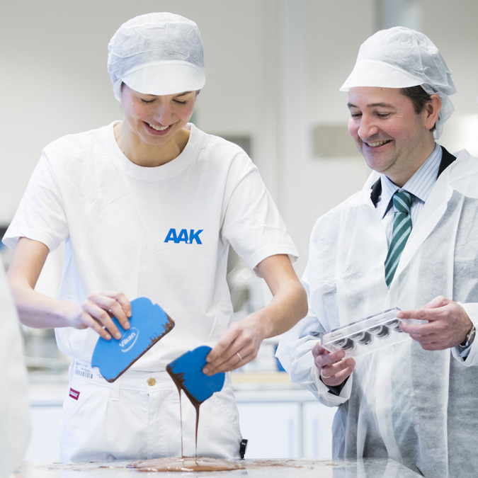 Arbetskamrater som tillverkar choklad under workshop - Karriär - AAK