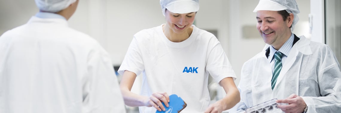 Arbetskamrater som tillverkar choklad under workshop - Karriär - AAK