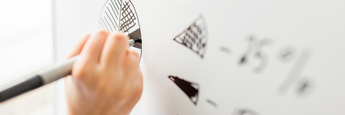 Närbild på en hand som ritar med penna på whiteboard - Investerare - AAK