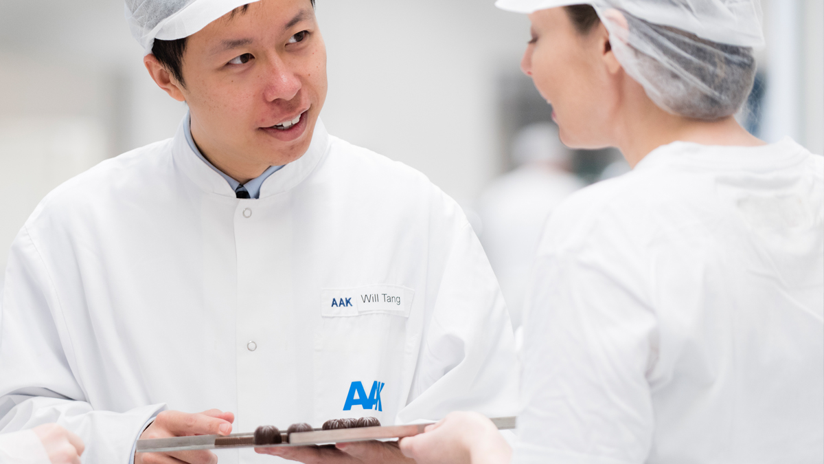 AAK experts talking at work - Chocolate and Confectionery - AAK