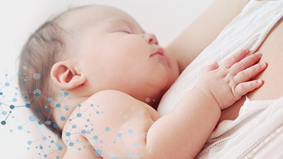 En bebis som sover i en kvinnas famn - Special Nutrition - AAK