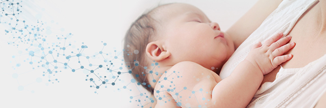 En bebis som sover i en kvinnas famn - Special Nutrition - AAK