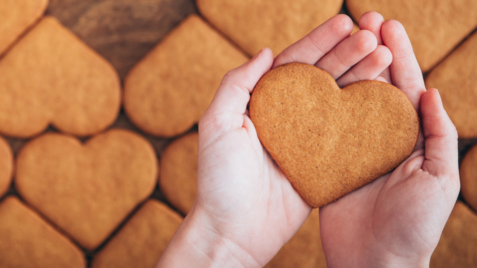 Händer som håller en pepparkaka - Co-Development - AAK