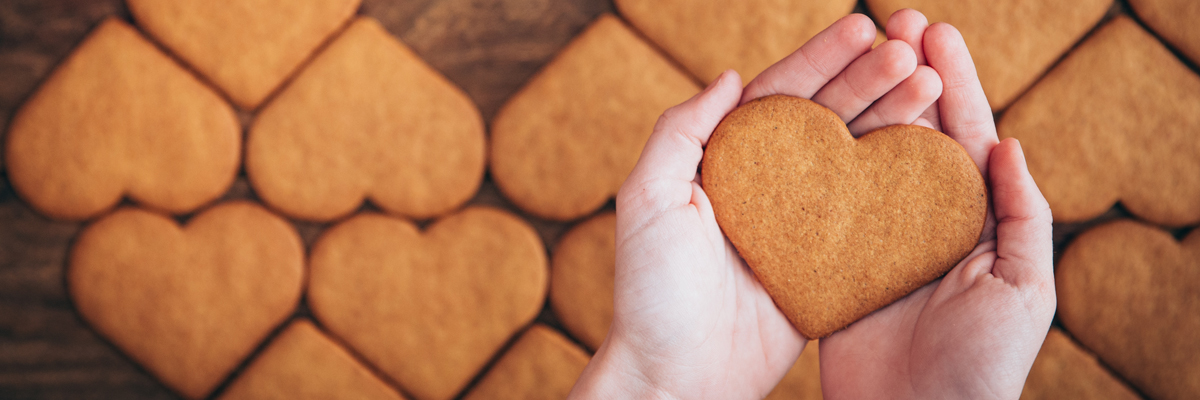 Hands holding a gingerbread - Co-Development - AAK