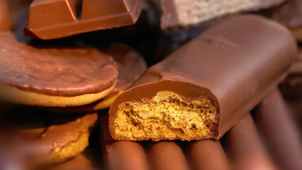 Olika sorters chokladkakor i en hög - Choklad och konfektyr - AAK