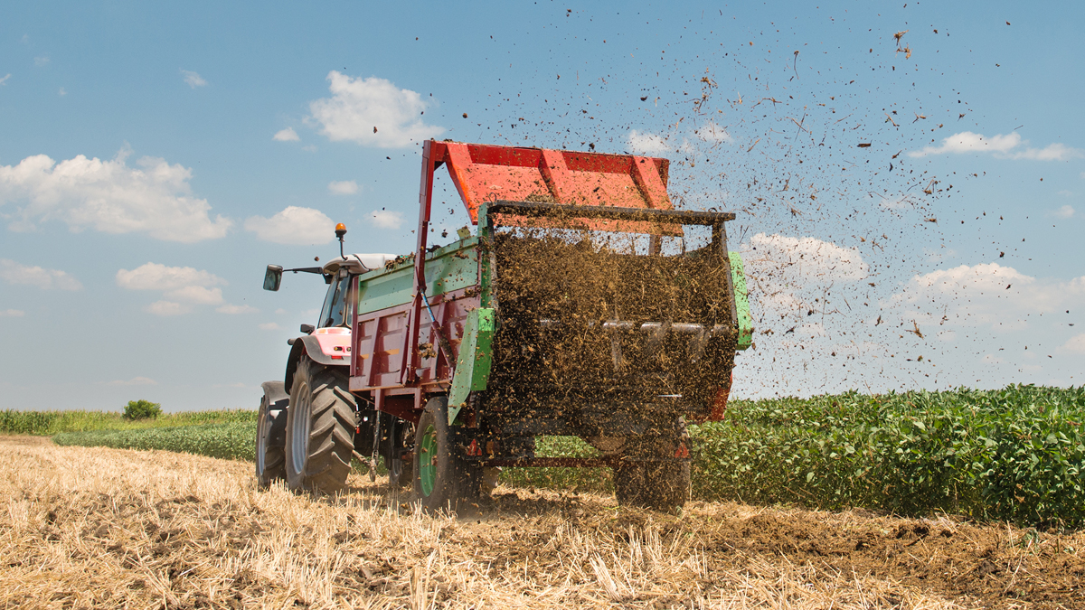 Gödselspridare som gödslar ett odlingsfält - Technical Products - AAK