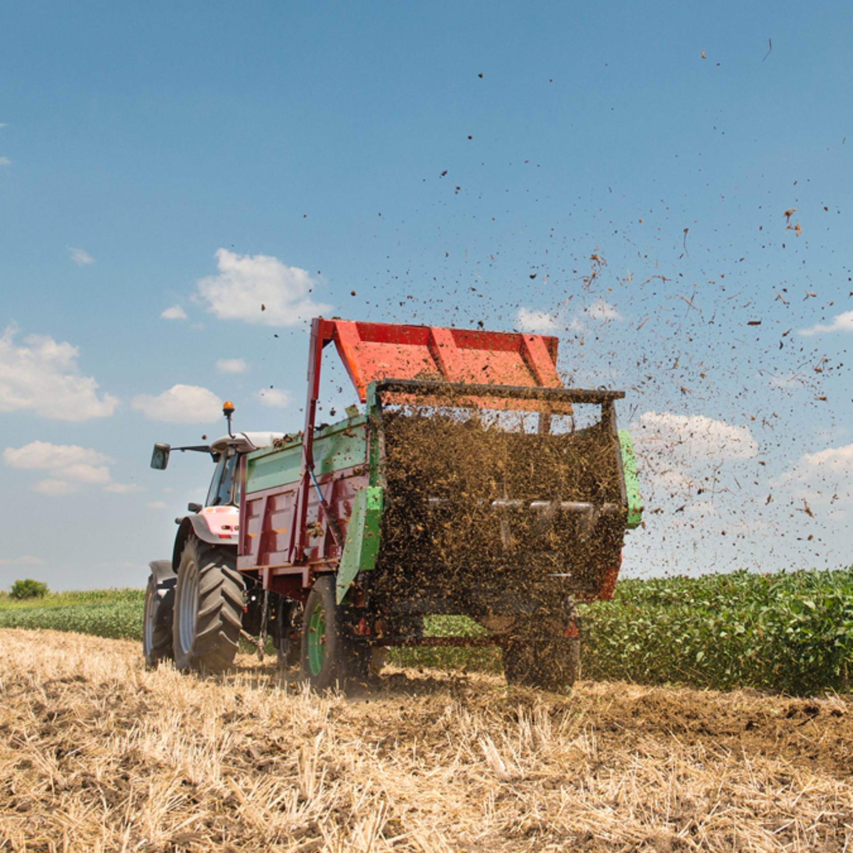 Gödselspridare som gödslar ett odlingsfält - Technical Products - AAK