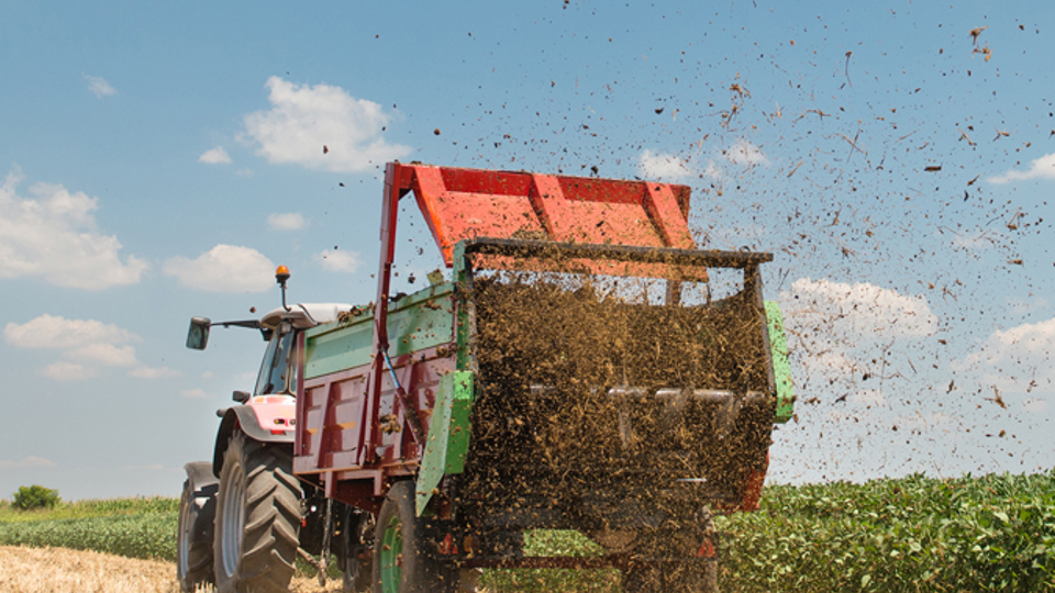 Gödselspridare som gödslar ett odlingsfält - Technical Products - AAK