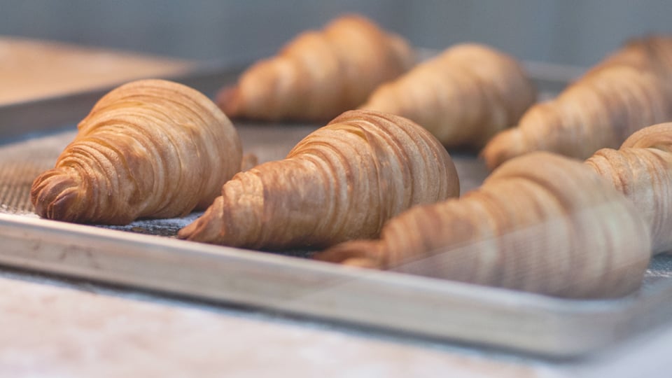 Croissanter som ligger på en bakplåt - Bageri - AAK