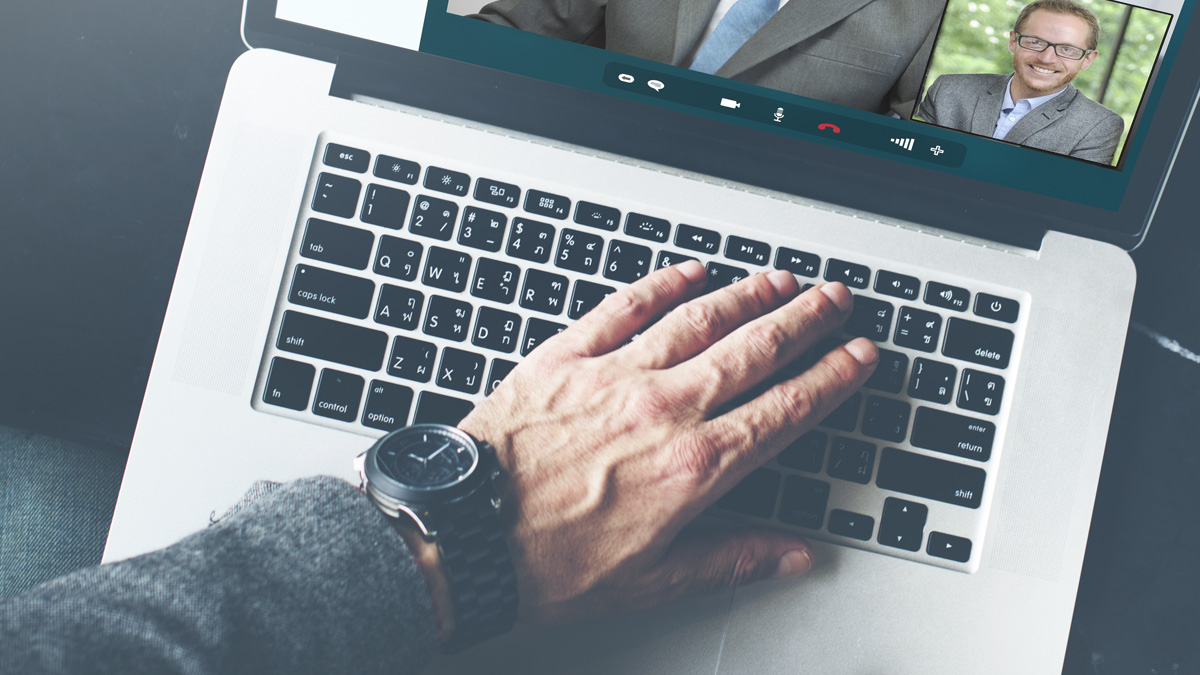 Hand på en laptop under ett telefonmöte - Investerare - AAK