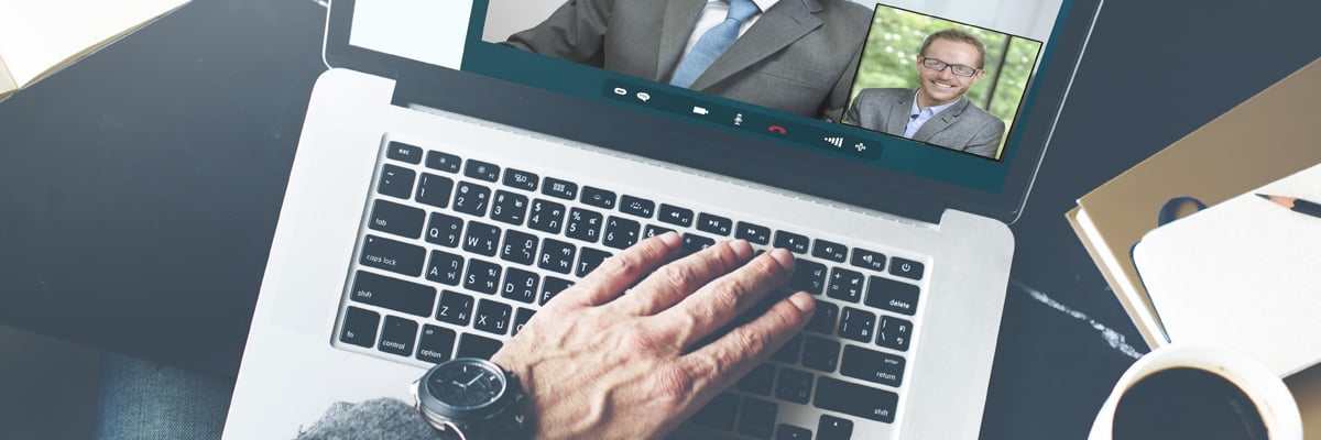 Hand på en laptop under ett telefonmöte - Investerare - AAK