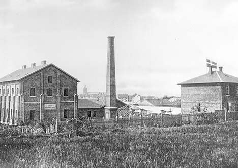 Aarhus Palmekjærnefabrik blev opført på Marselisborg Mark langt uden for byen. I dag ligger Bruuns Galleri på adressen.