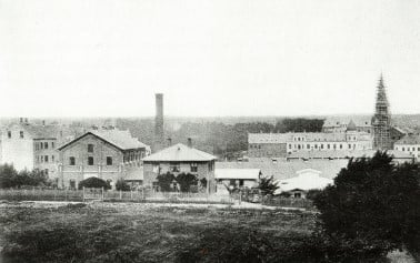 1892 byen rykker tættere på. Til højre er byggeriet af Skt. Knuds Kirke i Ryesgade under opførelse.