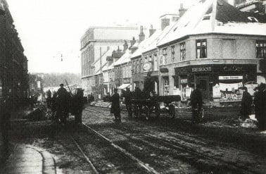 Ved genopbygningen efter branden opførtes bl.a. den karakteristiske bygning, der her ses i baggrunden på hjørnet af Jægergårdsgade/Bruuns Gade (Foto fra 1922).