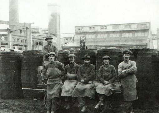 Den nye havnefabrik gav job til mange bl.a. disse arbejdere i 1919. (Foto: Lokalhistorisk Samling).