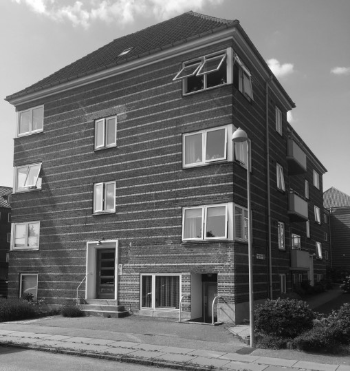 Aarhus Oliefabriks Arbejderes Stiftelse på Ellemarksvej er opført i 1934. Det er stadig nuværende og tidligere medarbejdere, der residerer i lejlighederne.